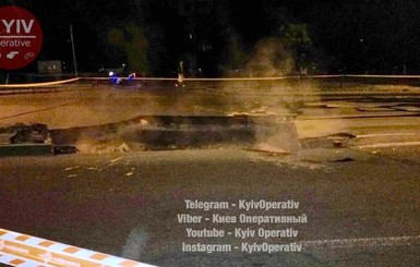 В Киеве на Оболони провалился асфальт: дорогу перекрыли в обе стороны