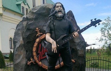 Факт. В Зоопарке XII МЕСЯЦЕВ открыта статуя рок-музыканту из группы Slayer Тому Арайа