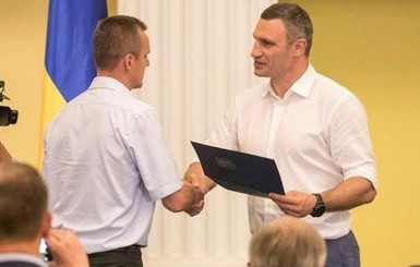 Мэр Киева Виталий Кличко вручил 50 сертификатов на квартиры военным АТО.