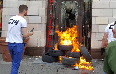 На Грушевского зажгли шины возле магазина, на котором стерли граффити Евромайдана